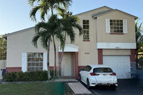 8580 NW 193rd Ln, Hialeah FL 33015