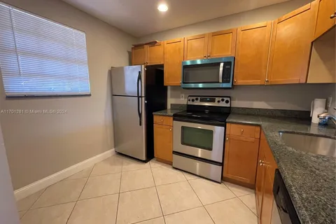 10437 NW 8th St # 202, Pembroke Pines FL 33026