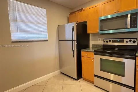 10437 NW 8th St # 202, Pembroke Pines FL 33026