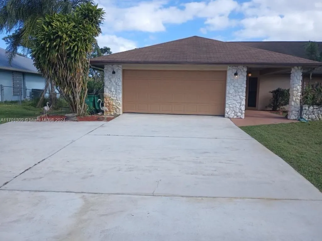 1315 SE Floresta Dr, Port St. Lucie FL 34983