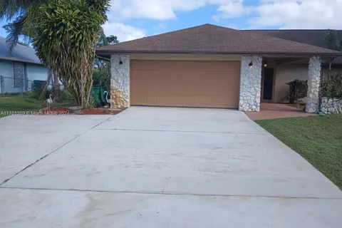 1315 SE Floresta Dr, Port St. Lucie FL 34983