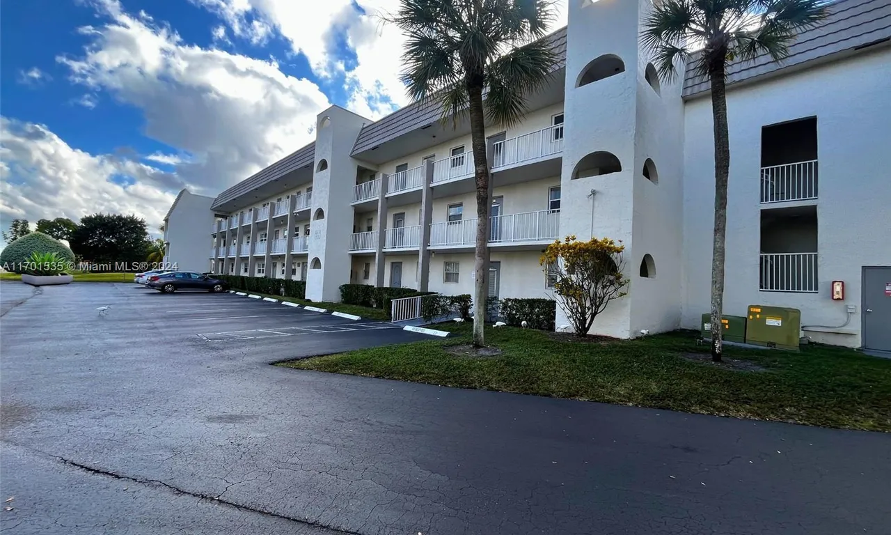 8135 Sunrise Lakes Blvd # 105, Sunrise FL 33322