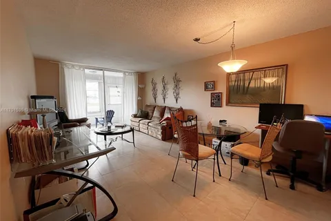 8135 Sunrise Lakes Blvd # 105, Sunrise FL 33322