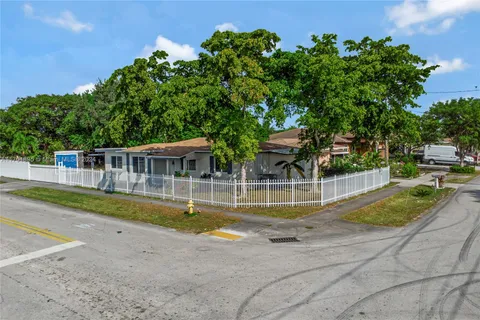 5325 SW 22nd St, West Park FL 33023