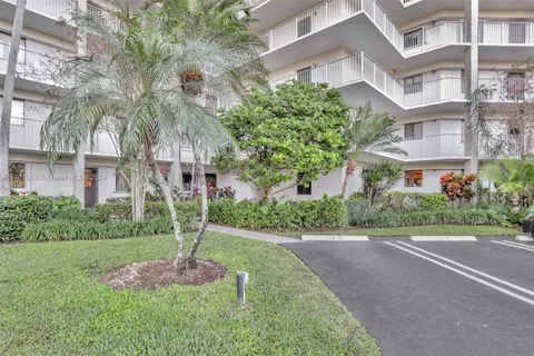 2334 S Cypress Bend Dr # 107, Pompano Beach FL 33069