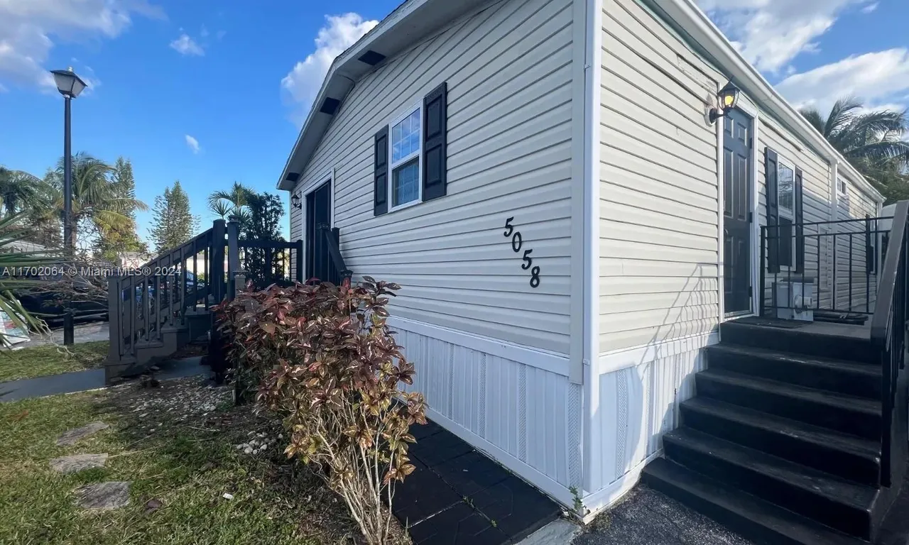 5058 SW 34th St, Dania Beach FL 33312