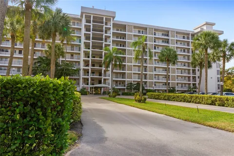 3150 N Palm Aire Dr # 805, Pompano Beach FL 33069