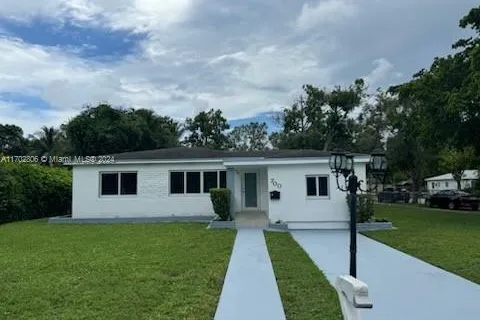 700 NE 139th St, North Miami FL 33161