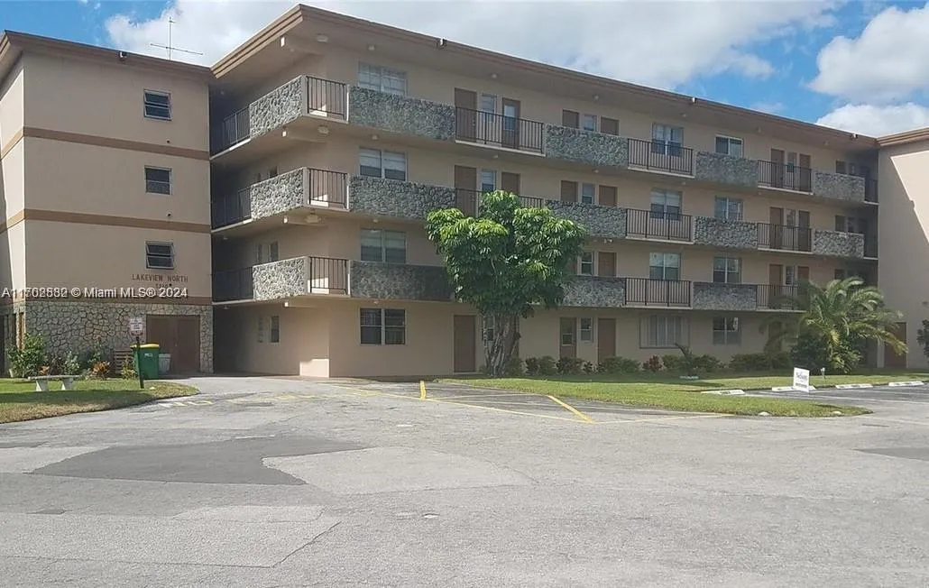 5260 NW 11th St # 201, Plantation FL 33313