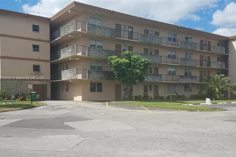 5260 NW 11th St # 201, Plantation FL 33313