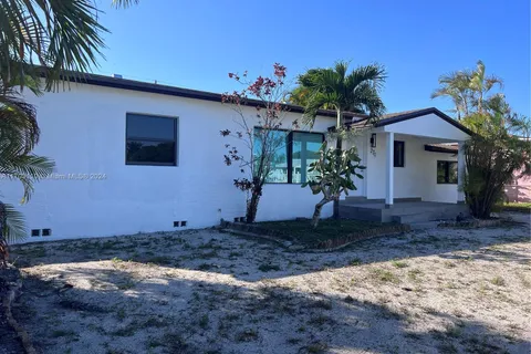 270 W 57th St, Hialeah FL 33012