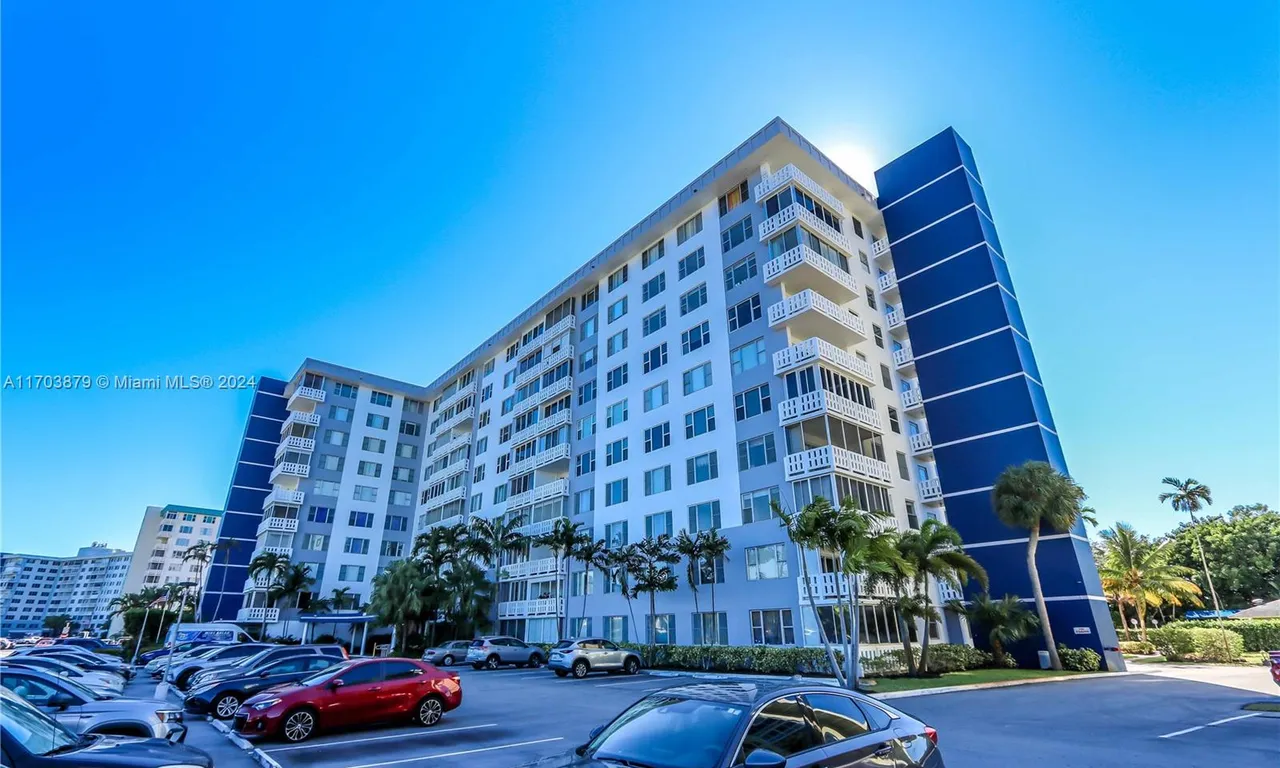 4350 Hillcrest Dr # 303, Hollywood FL 33021