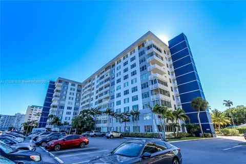 4350 Hillcrest Dr # 303, Hollywood FL 33021