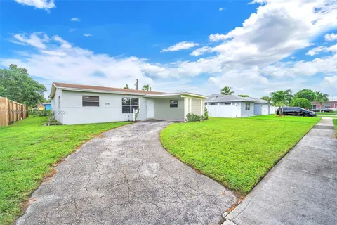 1270 NW 54th Ter, Lauderhill FL 33313