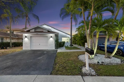 533 Lakeside Cir, Sunrise FL 33326