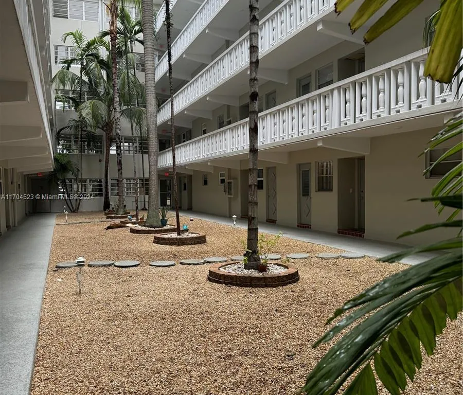 330 SE 2nd St # 104H, Hallandale Beach FL 33009