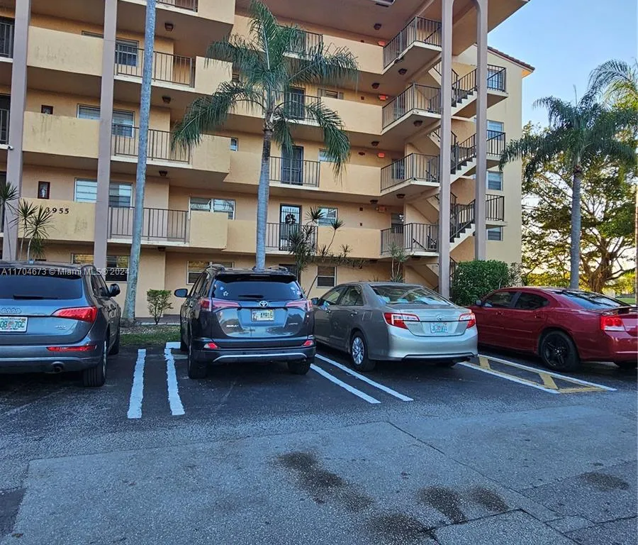 3955 N Nob Hill Rd # 103, Sunrise FL 33351