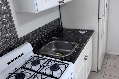 25 SW 10th St # 8, Dania Beach FL 33004