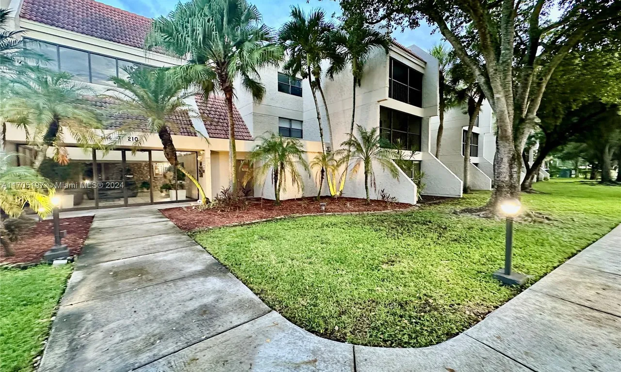 210 Lakeview Dr Bldg 7, Weston FL 33326