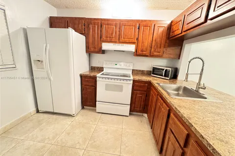 174 NW 92 AV # 106, Pembroke Pines FL 33024