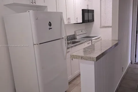 704 NE 8th St # 3, Hallandale Beach FL 33009