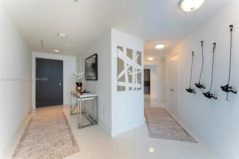 17111 Biscayne Blvd # 2109, North Miami Beach FL 33160