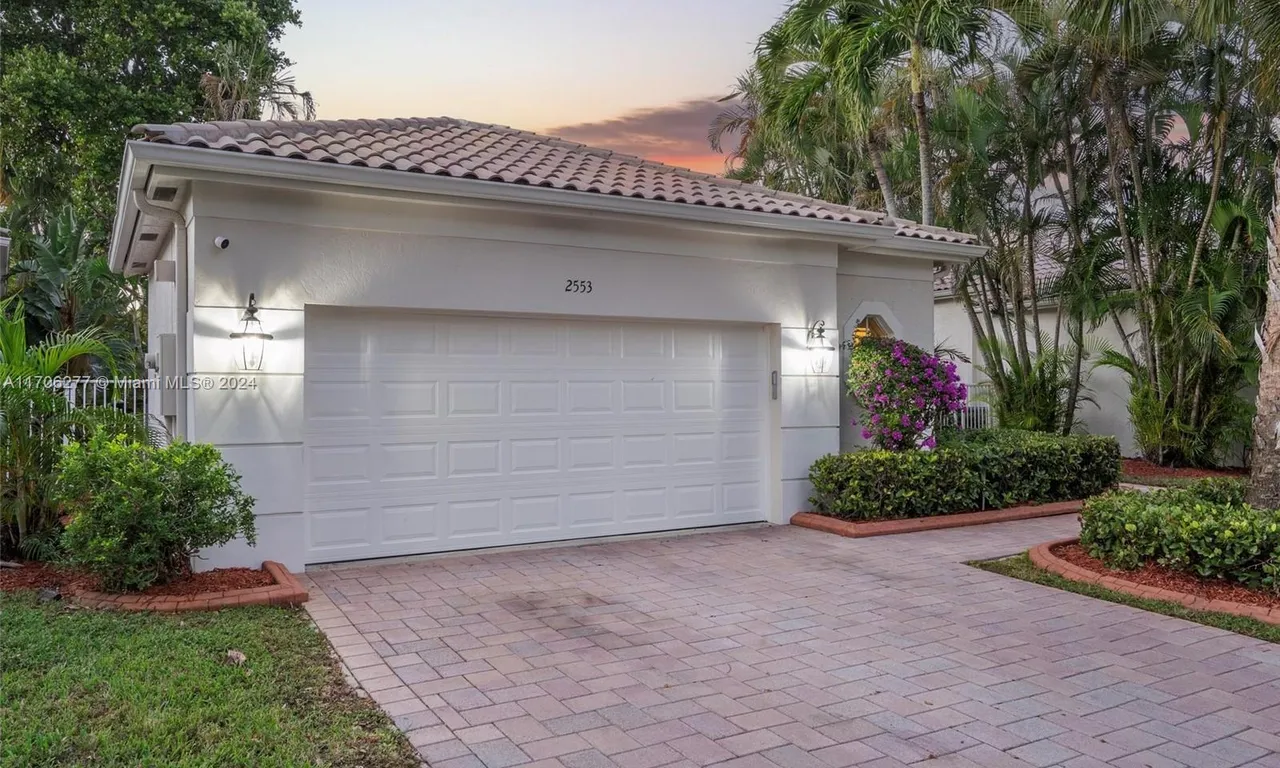 2553 Bay Pointe Dr, Weston FL 33327