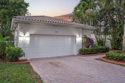 2553 Bay Pointe Dr, Weston FL 33327