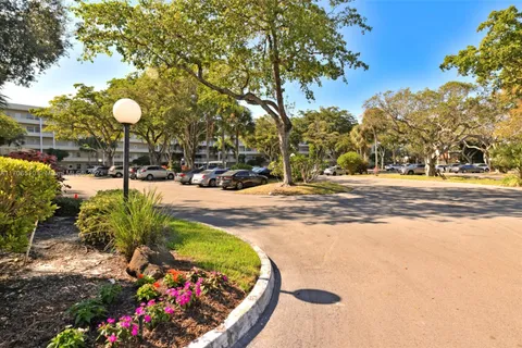 821 Cypress Blvd # 304, Pompano Beach FL 33069