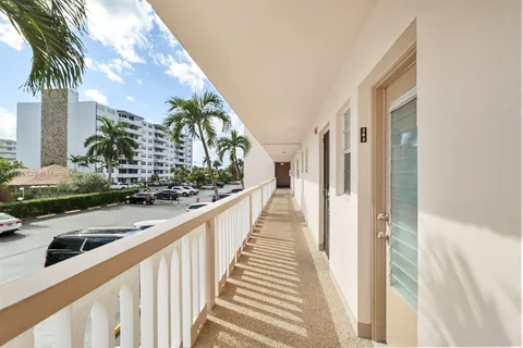 421 NE 14th Ave # 203, Hallandale Beach FL 33009