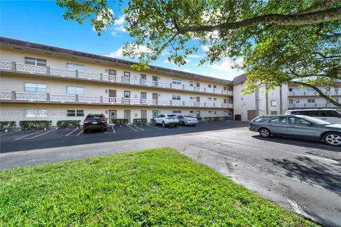 5102 NW 36th St # 408, Lauderdale Lakes FL 33319