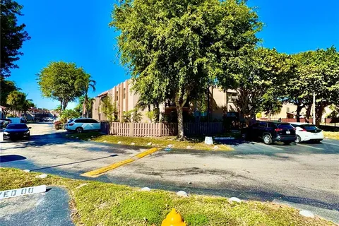 240 W Park Dr # 4, Miami FL 33172