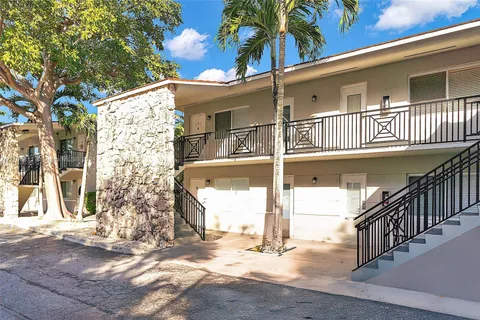 81 Edgewater Dr # 201, Coral Gables FL 33133