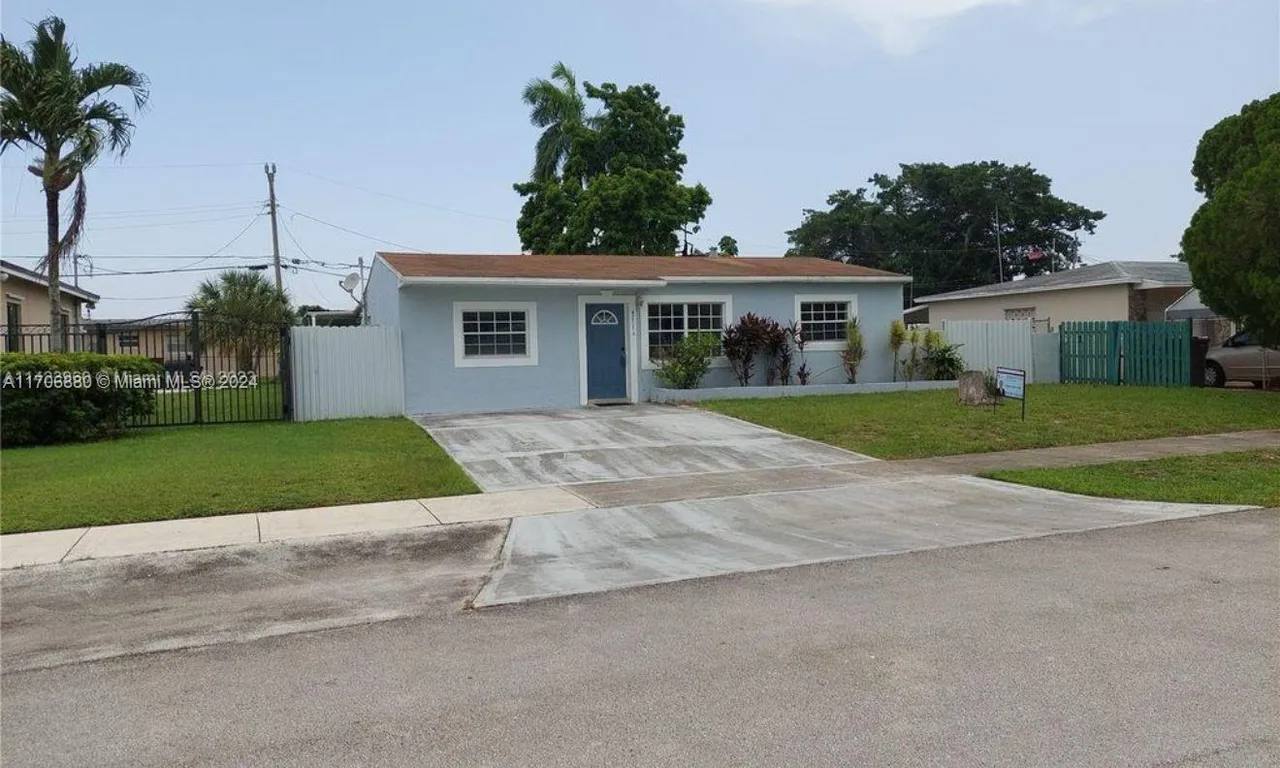 4211 SW 38th St, West Park FL 33023