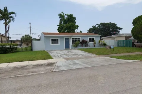 4211 SW 38th St, West Park FL 33023