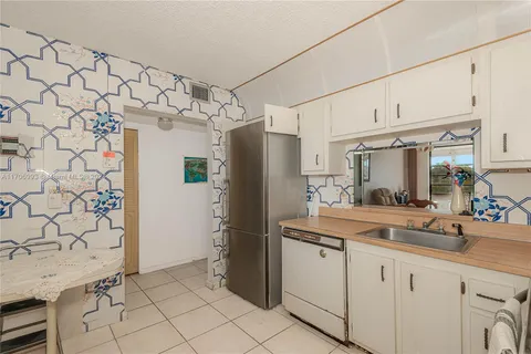 2800 Somerset Dr # 402J, Lauderdale Lakes FL 33311