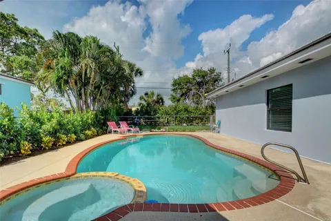 1023 S Palmway, Lake Worth FL 33460