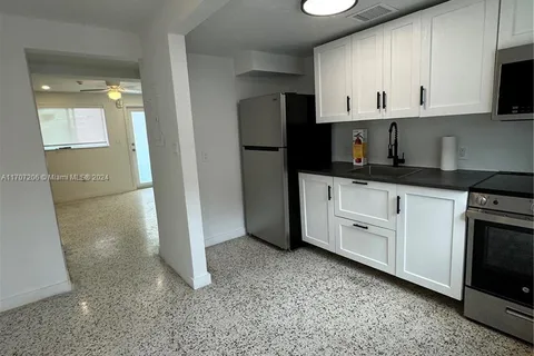 560 NW 1st St # 5, Miami FL 33128