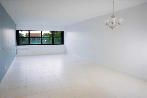 301 Racquet Club Rd # 307, Weston FL 33326