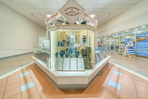 Jewelry Store Kiosk In Mall For Sale, Miami FL 33174