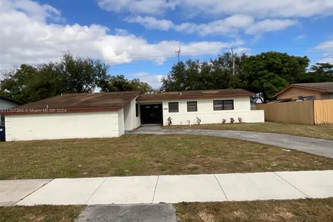 1221 NW 202nd St, Miami Gardens FL 33169