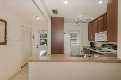 4805 NW 35th St # 404, Lauderdale Lakes FL 33319