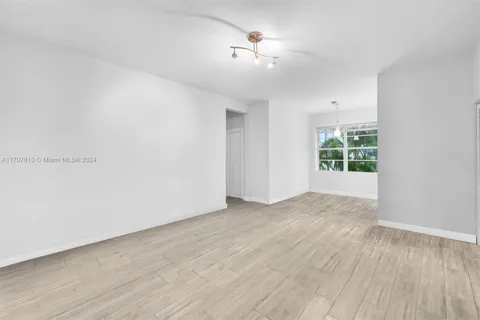 1622 Bay Rd, Miami Beach FL 33139