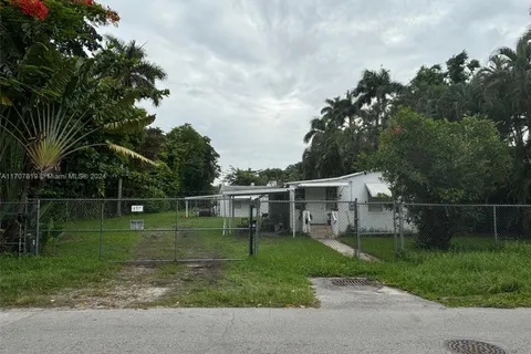 477 NE 154th St, Miami FL 33162