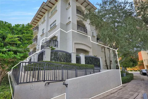 50 Alhambra Cir # 112, Coral Gables FL 33134