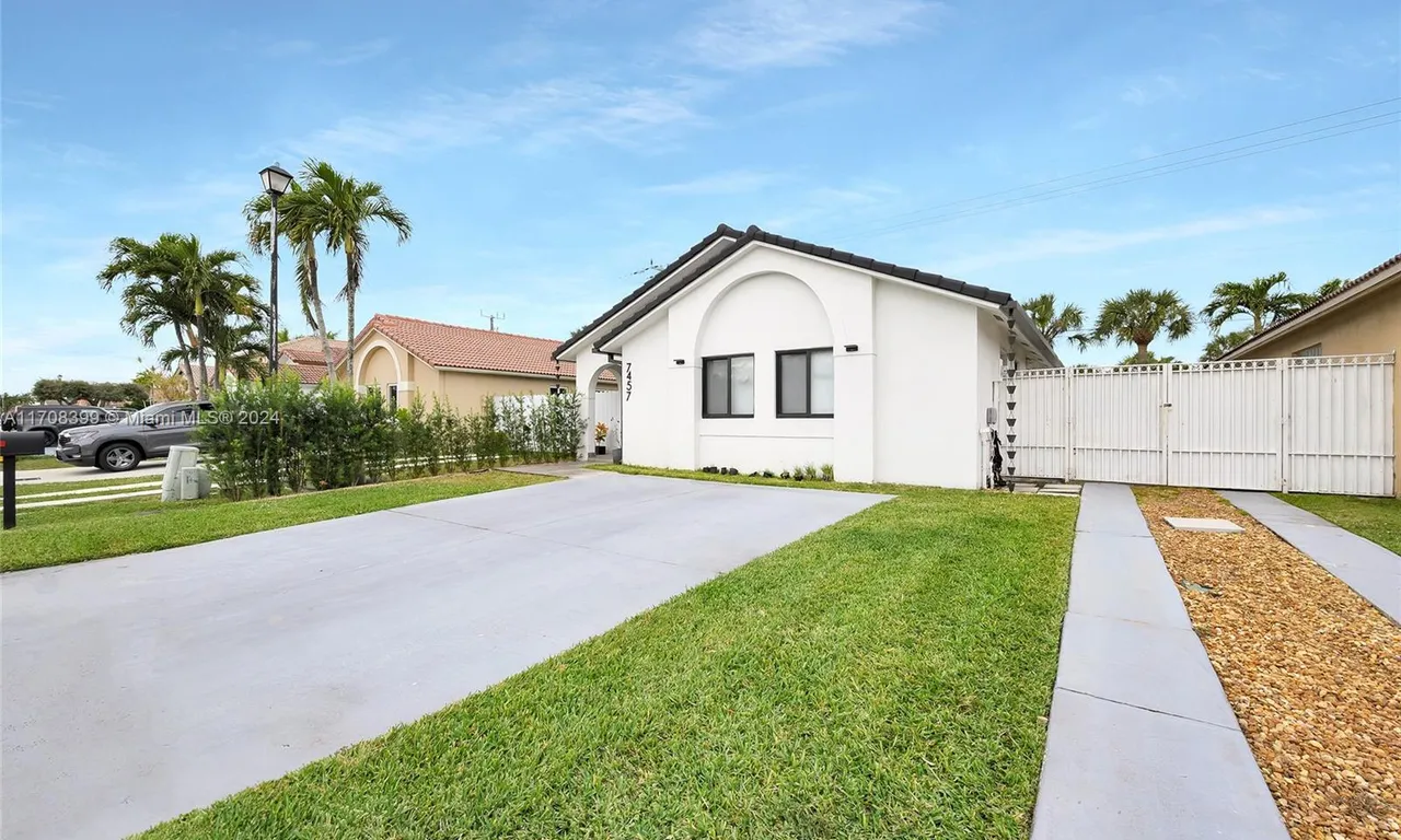 7457 NW 168th St, Hialeah FL 33015