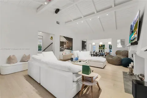 3747 Royal Palm Ave, Miami Beach FL 33140