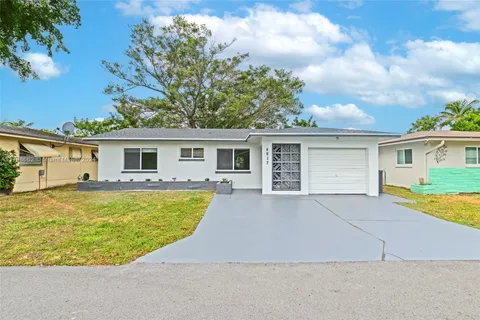 4917 NW 48th Ave, Tamarac FL 33319