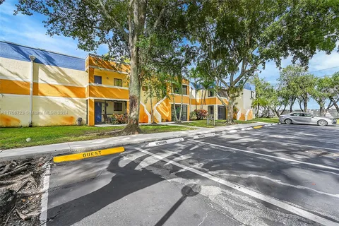 191 Lakeview Dr # 204, Weston FL 33326