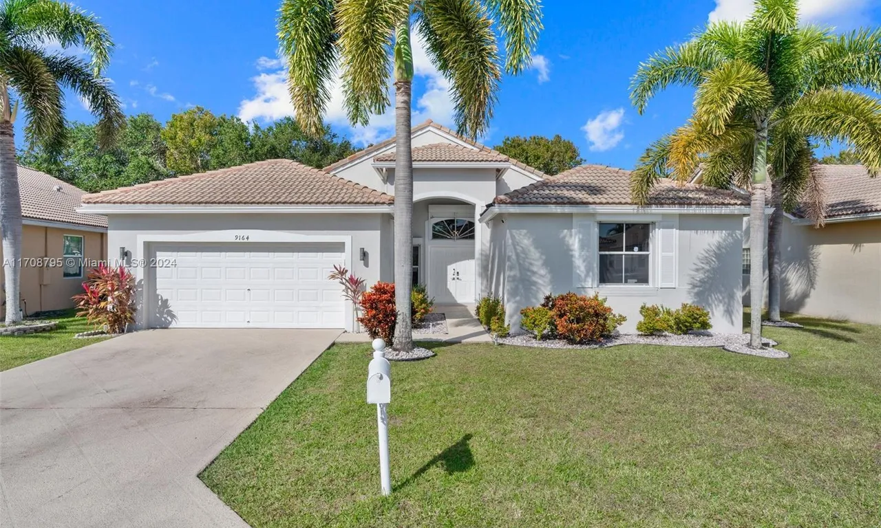 9164 Cove Point Cir, Boynton Beach FL 33472